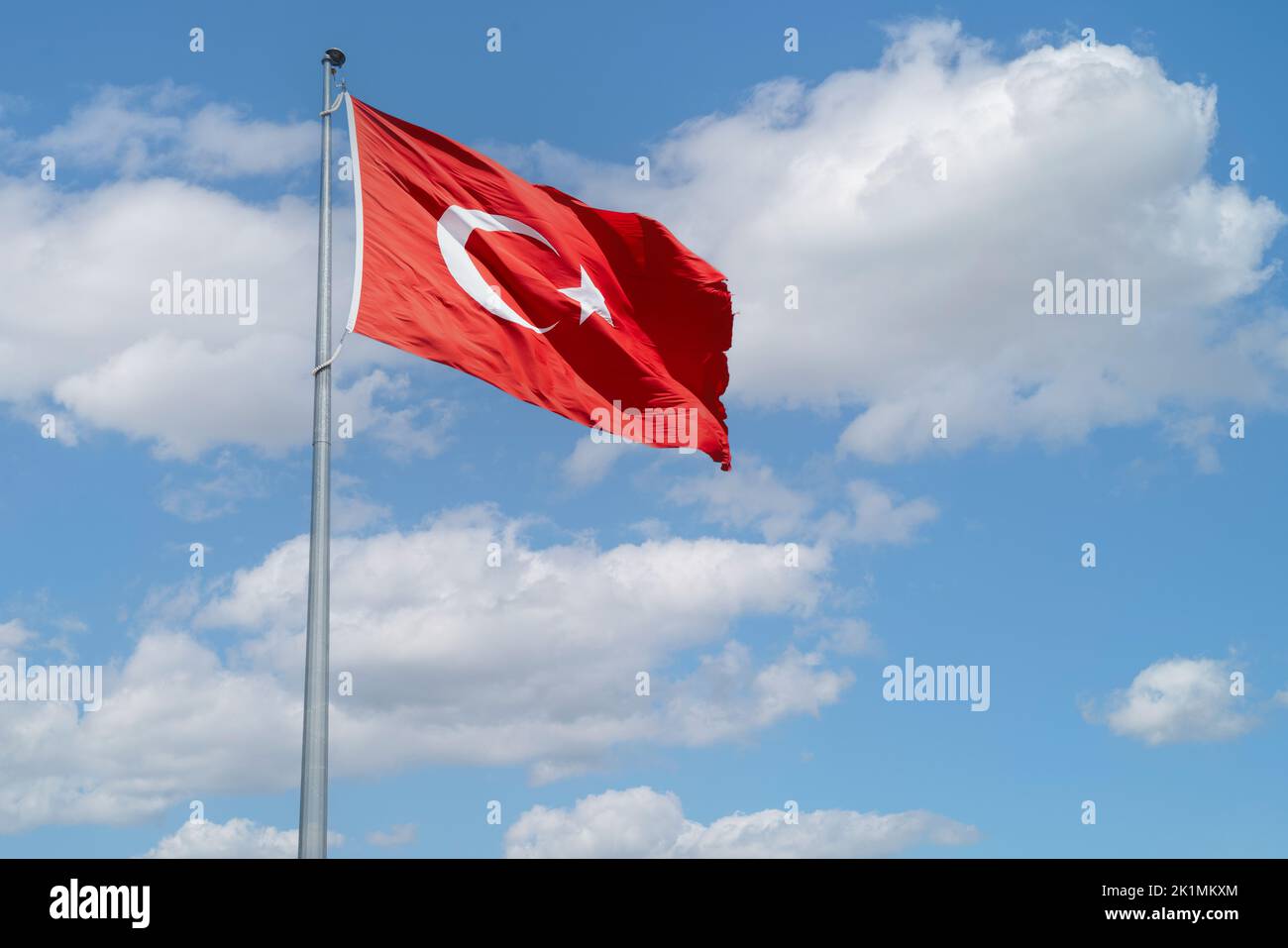 Flagge der Türkei auf blauem Himmel Wind Hintergrund. Stockfoto