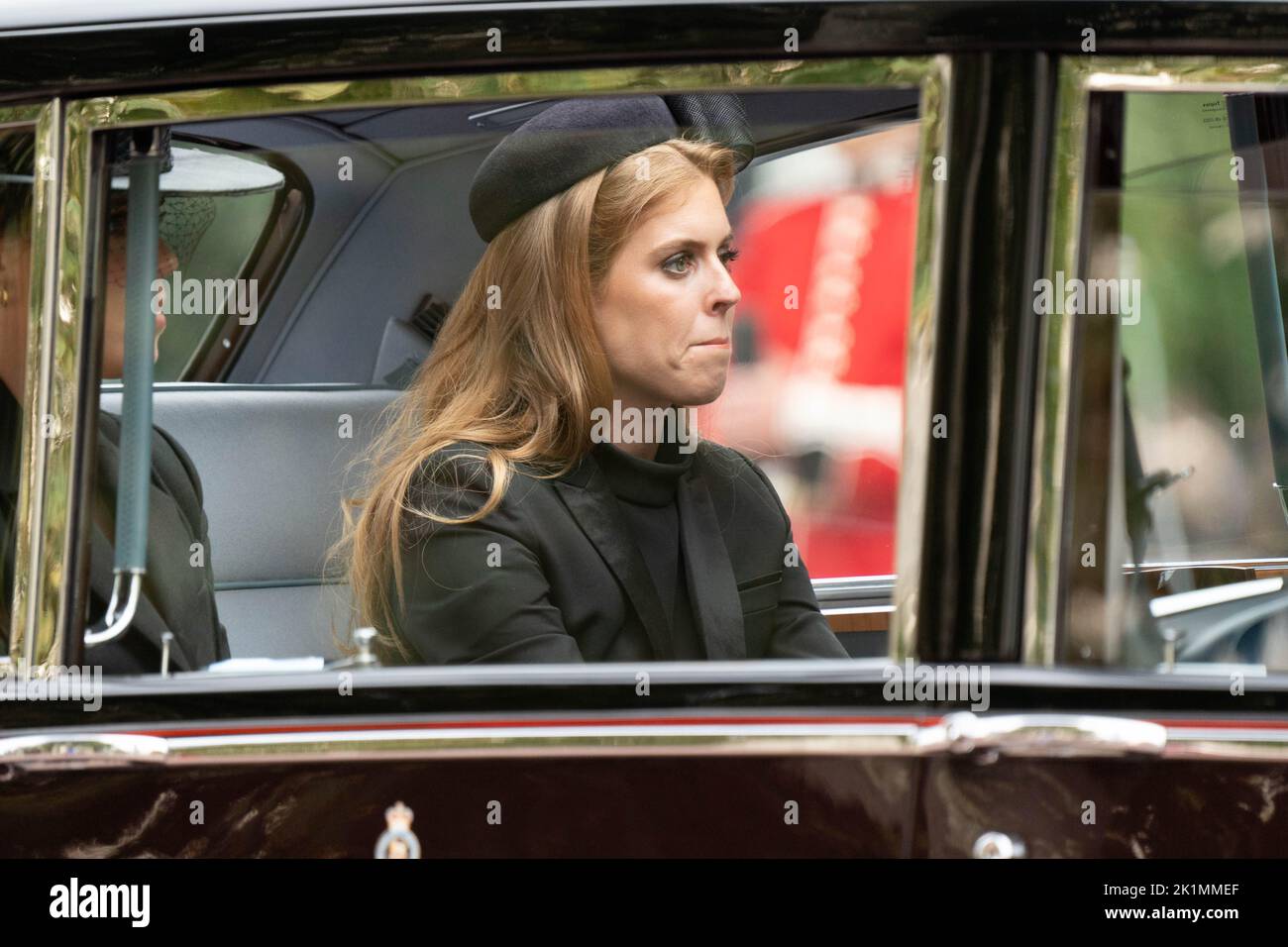 Prinzessin Eugenie von York reist während der Prozession des Sarges von Königin Elizabeth 11 in Richtung Buckingham Palace in der Mall London City Centre, London, Großbritannien, 19.. September 2022 zurück (Foto: Richard Washbrooke/News Images). Stockfoto