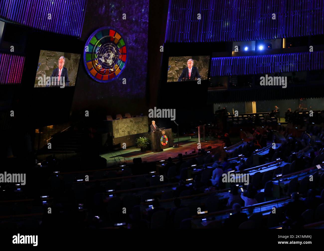 (220919) -- UNITED NATIONS, 19. September 2022 (Xinhua) -- UN-Generalsekretär Antonio Guterres spricht während des dritten Moments der nachhaltigen Entwicklungsziele (SDGs), einer hochrangigen Veranstaltung, die dazu dient, die SDGs jährlich vor dem UN-Hauptquartier in New York am 19. September 2022 zu beleuchten. Guterres forderte die internationale Gemeinschaft am Montag auf, ihre Bemühungen zu verdoppeln, um die Welt wieder auf den richtigen Weg zu bringen, und warnte davor, dass die globale Entwicklung einen „entscheidenden Moment“ erreicht hat, da mehrere sich überlappende Krisen die rechtzeitige Umsetzung der Ziele für nachhaltige Entwicklung (SDGs) bedrohen. (Xinhua/Wang Ying) Stockfoto
