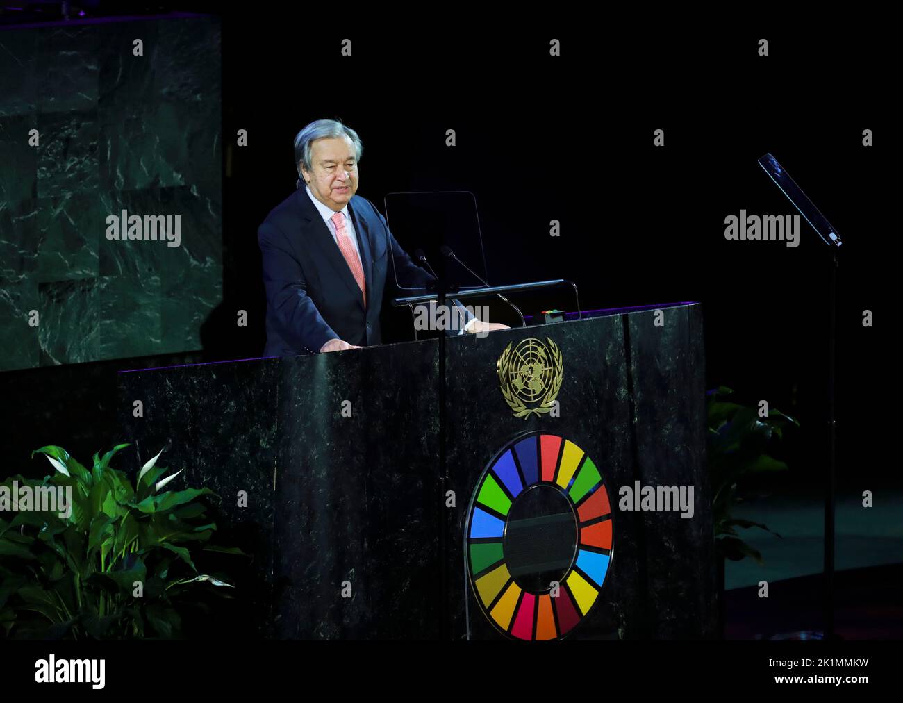 (220919) -- UNITED NATIONS, 19. September 2022 (Xinhua) -- UN-Generalsekretär Antonio Guterres spricht während des dritten Moments der nachhaltigen Entwicklungsziele (SDGs), einer hochrangigen Veranstaltung, die dazu dient, die SDGs jährlich vor dem UN-Hauptquartier in New York am 19. September 2022 zu beleuchten. Guterres forderte die internationale Gemeinschaft am Montag auf, ihre Bemühungen zu verdoppeln, um die Welt wieder auf den richtigen Weg zu bringen, und warnte davor, dass die globale Entwicklung einen „entscheidenden Moment“ erreicht hat, da mehrere sich überlappende Krisen die rechtzeitige Umsetzung der Ziele für nachhaltige Entwicklung (SDGs) bedrohen. (Xinhua/Wang Ying) Stockfoto