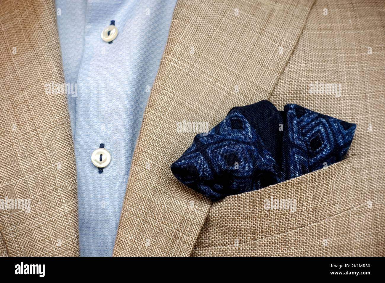 Modisches Modekonzept für Herrenmode, elegantes Freizeitoutfit mit beigefarbenem Leinen-Blazer, strukturiertem Einstecktuch in Marineblau und hellblauem Hemd Stockfoto