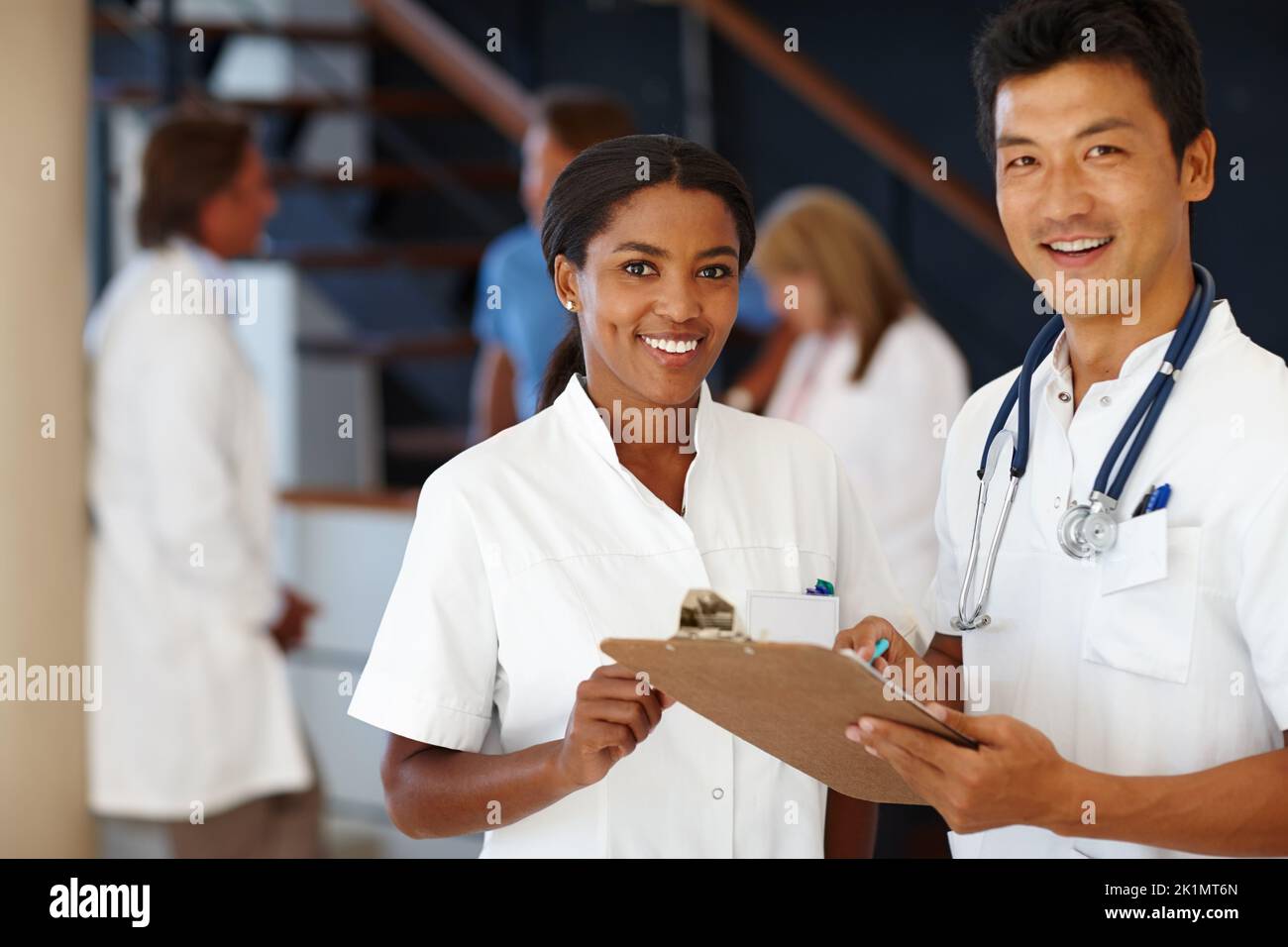 Wo Ihre Gesundheit unser Erfolg ist. Porträt von zwei lächelnden Medizinern. Stockfoto