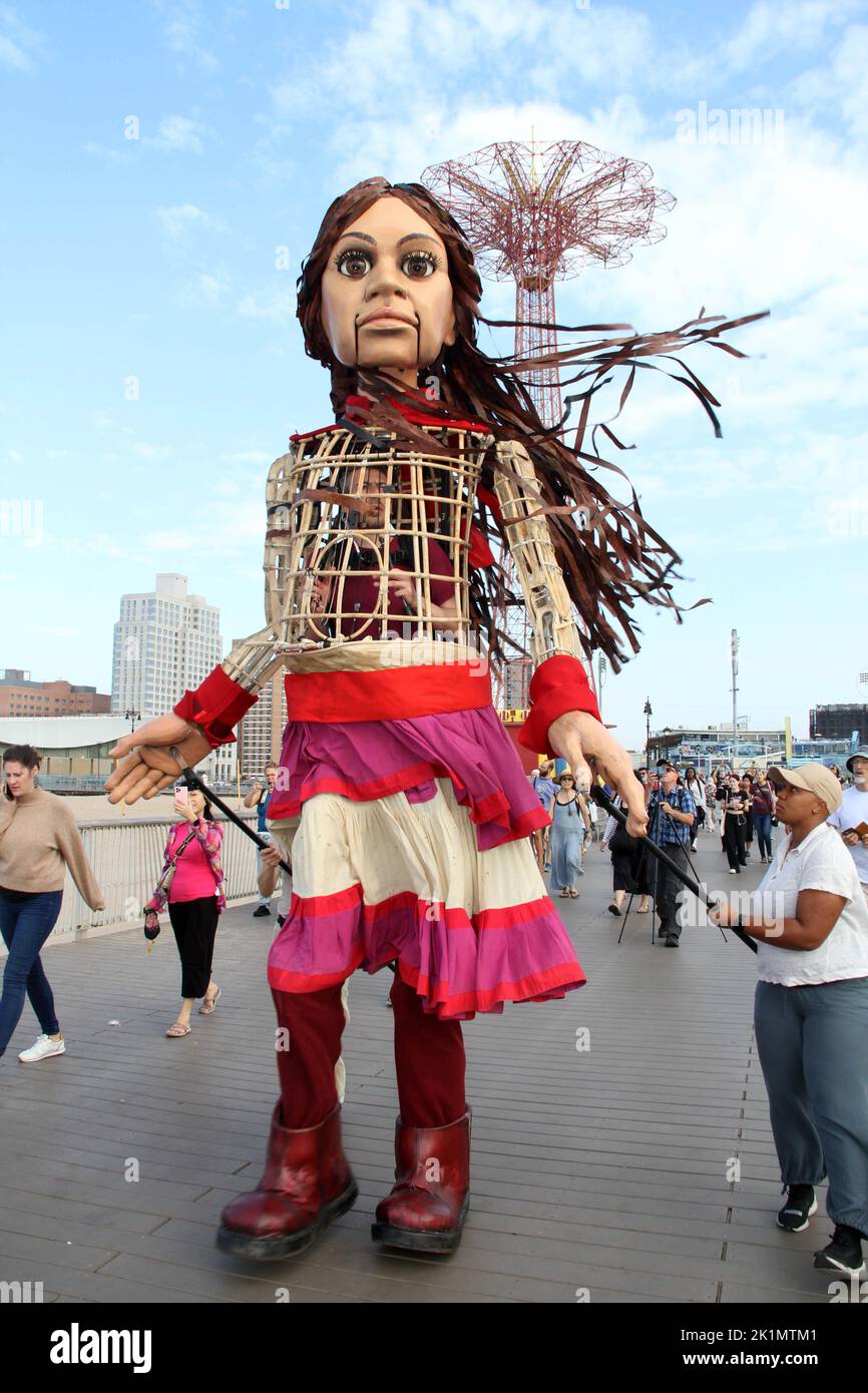 19. September 2022, New York, New York, USA: 19. September, 2022 NEW YORK ... Little Amal spaziert auf dem weltberühmten Coney Island Boardwalk. Die kleine Amal ist ein 10-jähriges syrisches Flüchtlingsmädchen, das aus dem Haus der Gewalt entkommen ist.Sie ist eine 12-Fuß-Marionette, die seit juli 2021 6.000 Meilen durch 12 Länder gereist ist und als Symbol der Menschenrechte, insbesondere derjenigen von Flüchtlingen, anerkannt ist. (Bild: © Bruce Cotler/ZUMA Press Wire) Stockfoto