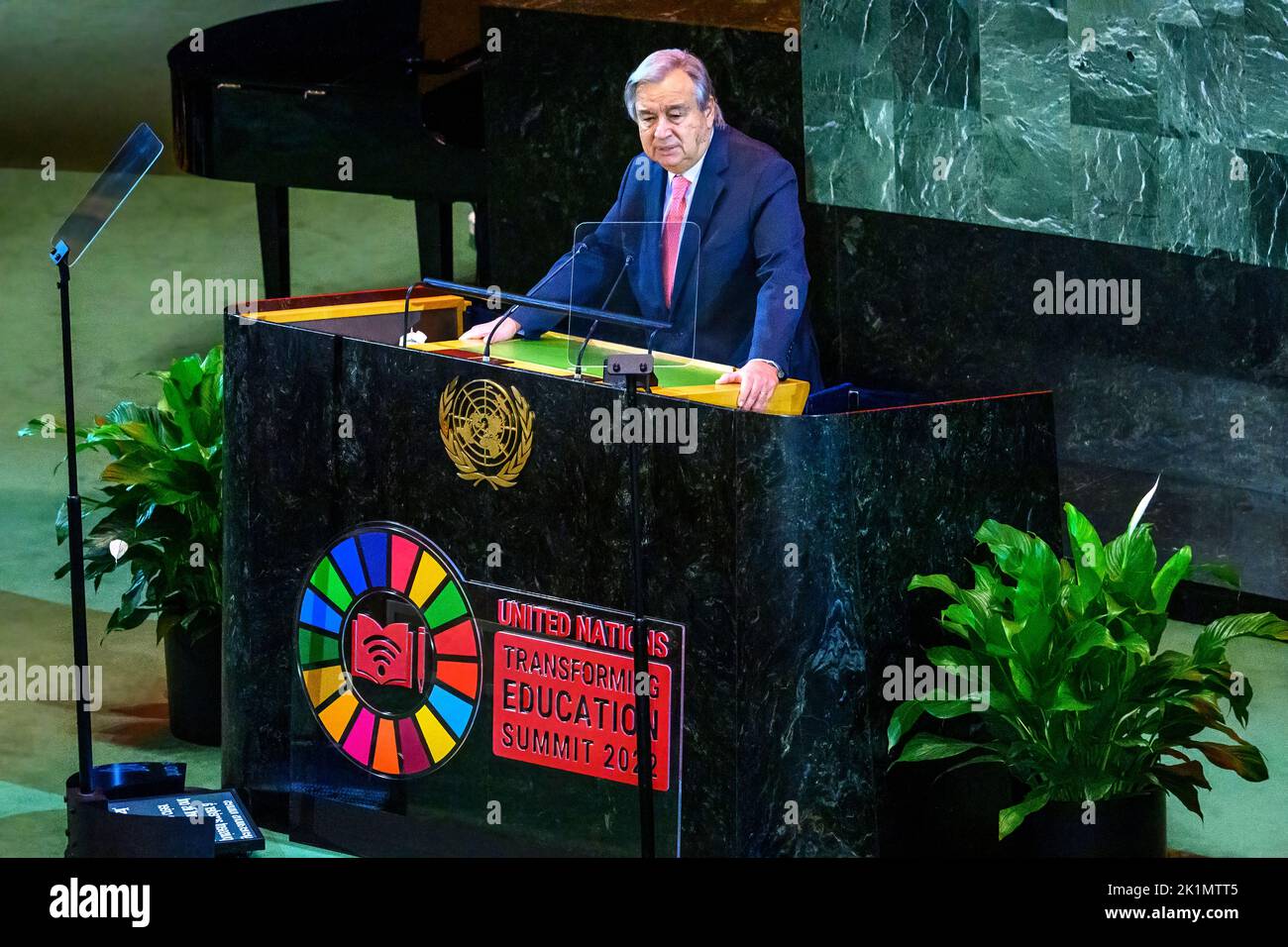 New York, USA. 19. September 2022. UN-Generalsekretär Antonio Guterres spricht vor dem Hauptsitz der Vereinten Nationen über den Transforming Education Summit. Kredit: Enrique Shore/Alamy Live Nachrichten Stockfoto