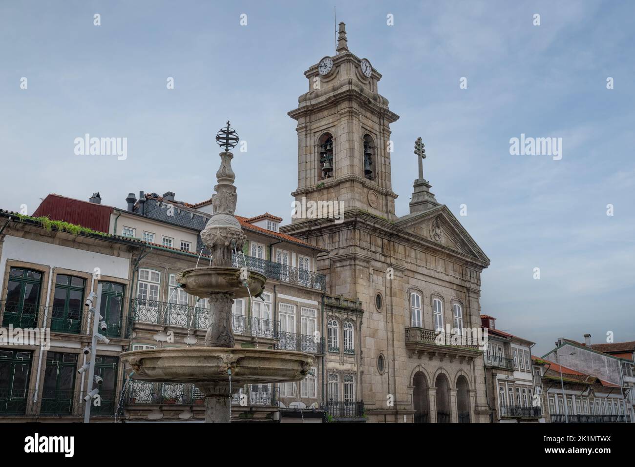 Petersdom und Touralbrunnen am Largo do Toural-Platz - Guimaraes, Portugal Stockfoto