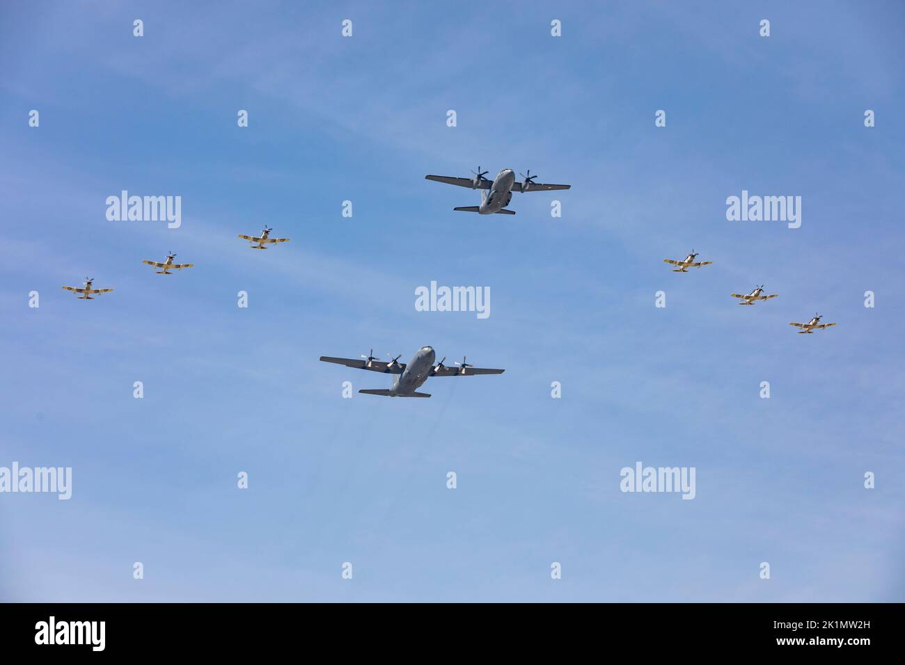 Flugzeuge der mexikanischen Luftwaffe im Formationsflug für eine Flugshow auf dem Militärflugplatz Santa Lucia Stockfoto