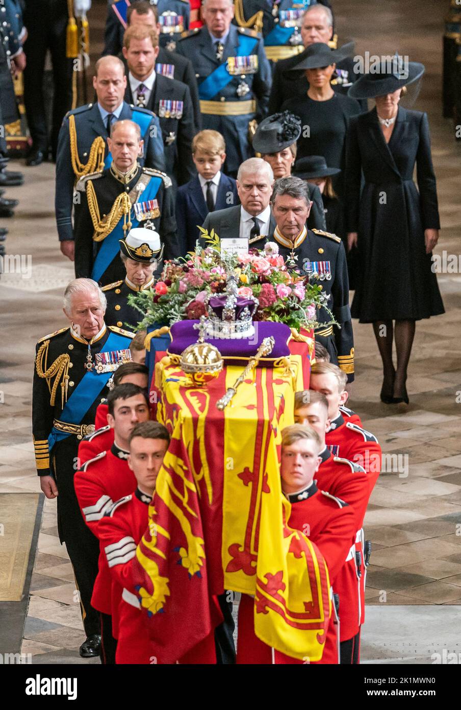 König Karl III., der Gemahlin, die Prinzessin Royal, Vizeadmiral Sir Tim Laurence, der Herzog von York, der Graf von Wessex, die Gräfin von Wessex, der Prinz von Wales, die Prinzessin von Wales, Prinz George, Prinzessin Charlotte, der Herzog von Sussex, die Herzogin von Sussex, Peter Phillips und der Earl of Snowdon folgen hinter dem Sarg von Königin Elizabeth II., der im Royal Standard mit der Kaiserkrone und dem Reichsapfel und Zepter des Souveränen drapiert ist, wie er nach ihrem Staatsfuneral aus der Westminster Abbey getragen wird. Bilddatum: Montag, 19. September 2022. Siehe PA Story FUNERAL Queen. Fotokre Stockfoto