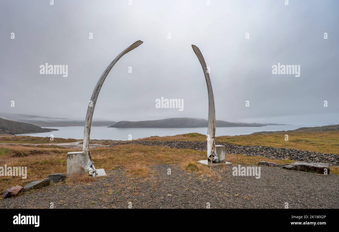 Bogen aus Walknochen mit Blick auf den Arktischen Ozean in Apex, Nunavut Stockfoto