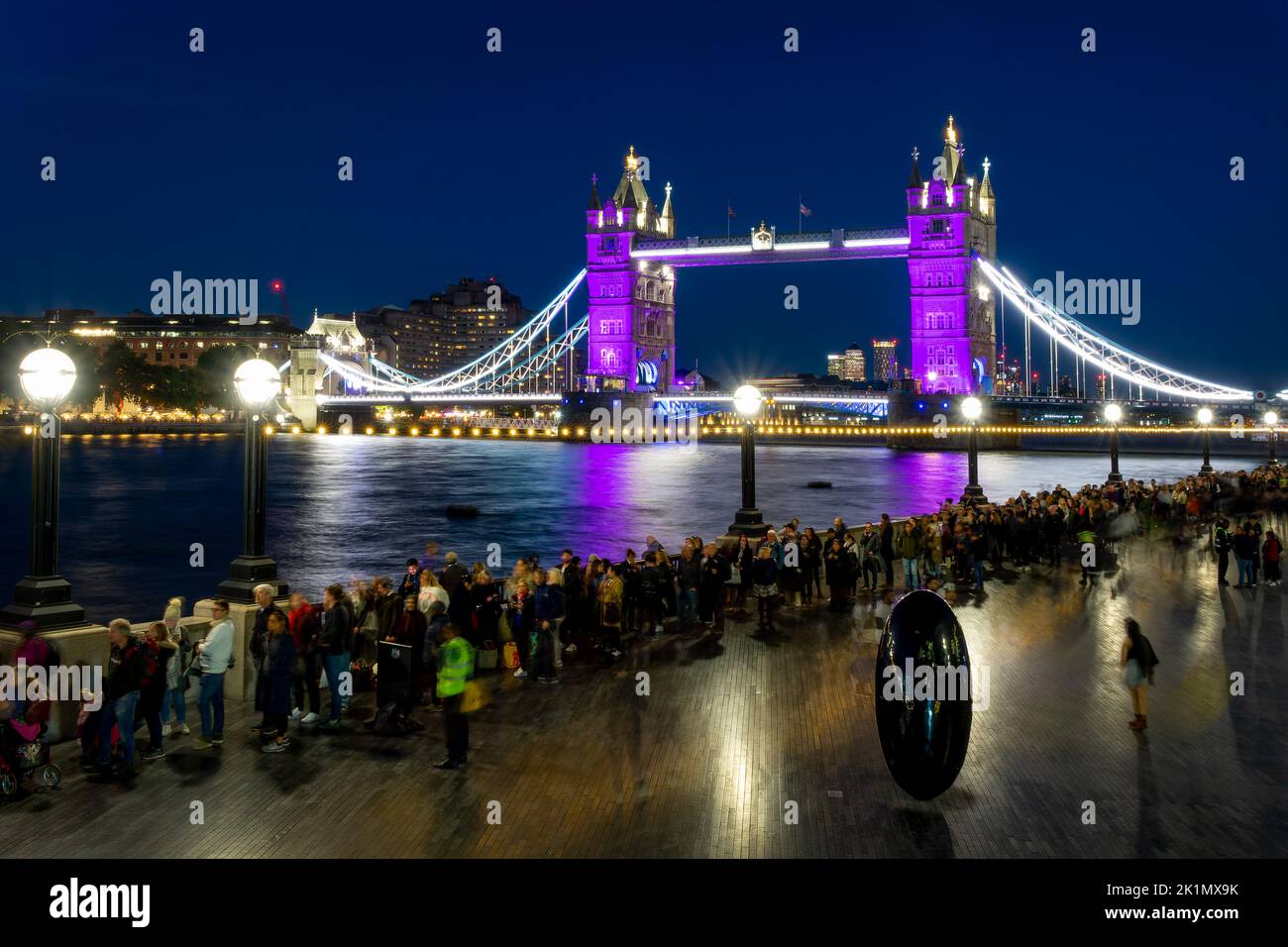 Die Schlange, um Königin Elizabeth II am 17. September 2022 in der Nähe der Tower Bridge bei Nacht in London, Großbritannien, liegen zu sehen Stockfoto