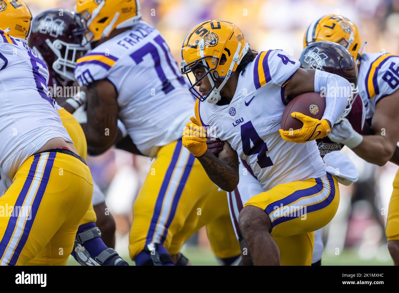 LSU Tigers läuft zurück John Emery Jr. (4) trägt den Ball gegen die Mississippi State Bulldogs Verteidigung, Samstag, 17. September 2022, in Baton Rouge, Stockfoto
