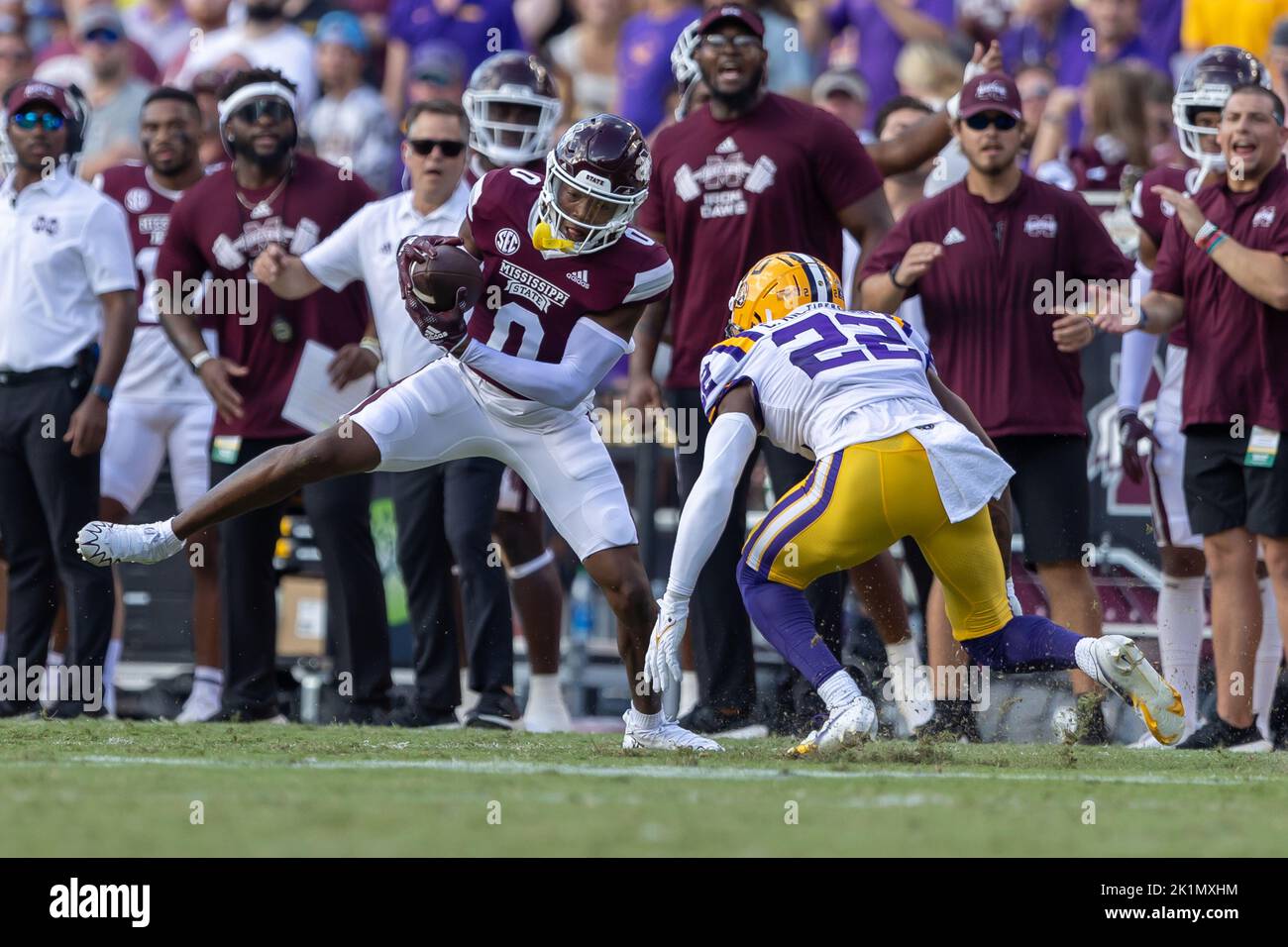 Der breite Empfänger der Mississippi State Bulldogs, Rara Thomas (0), macht einen Fang, als LSU Tigers den Defensivrücken Colby Richardson (22) für das Tackle einzieht, Sat Stockfoto