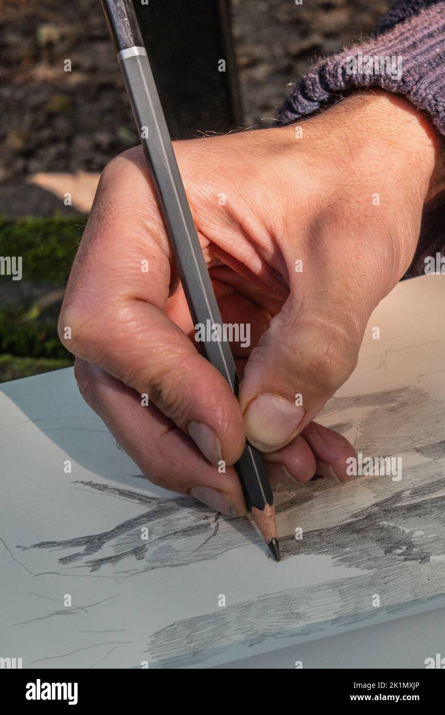 Künstlerhand skizziert eine Bleistiftzeichnung. Nahaufnahme.Hautstrukturen. Stockfoto