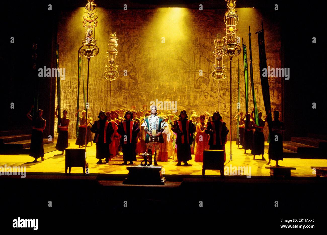 Mitte: Mark Beesley (der König von Ägypten) in AIDA von Giuseppe Verdi an der Royal Opera, Covent Garden, London WC2 16/06/1994 Libretto: Antonio Ghislanzoni Leitung: Edward Downes Gestaltung: Michael Yeargan Beleuchtung: Howard HarrisChoreograph: Kate Flatt Regie: Elijah Moshinsky Stockfoto