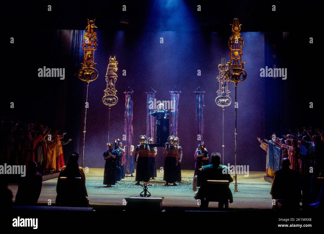 Triumphant Entrance, Mitte: Dennis O’Neill (Radames) in AIDA von Giuseppe Verdi an der Royal Opera, Covent Garden, London WC2 16/06/1994 Libretto: Antonio Ghislanzoni Leitung: Edward Downes Gestaltung: Michael Yeargan Beleuchtung: Howard HarrisChoreograph: Kate Flatt Regie: Elijah Moshinsky Stockfoto