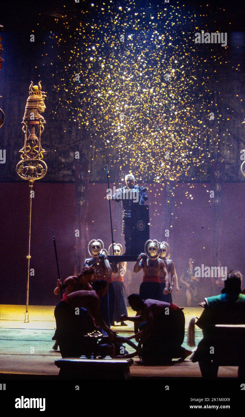 Triumphant Entrance, Mitte: Dennis O’Neill (Radames) in AIDA von Giuseppe Verdi an der Royal Opera, Covent Garden, London WC2 16/06/1994 Libretto: Antonio Ghislanzoni Leitung: Edward Downes Gestaltung: Michael Yeargan Beleuchtung: Howard HarrisChoreograph: Kate Flatt Regie: Elijah Moshinsky Stockfoto
