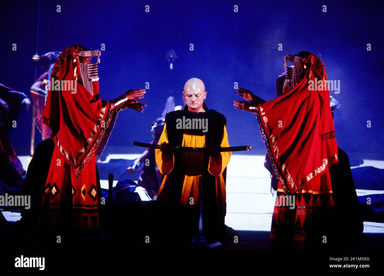 Zentrum: Robert Lloyd (Ramphis) in AIDA von Giuseppe Verdi an der Royal Opera, Covent Garden, London WC2 16/06/1994 Libretto: Antonio Ghislanzoni Leitung: Edward Downes Gestaltung: Michael Yeargan Beleuchtung: Howard HarrisChoreograph: Kate Flatt Regie: Elijah Moshinsky Stockfoto