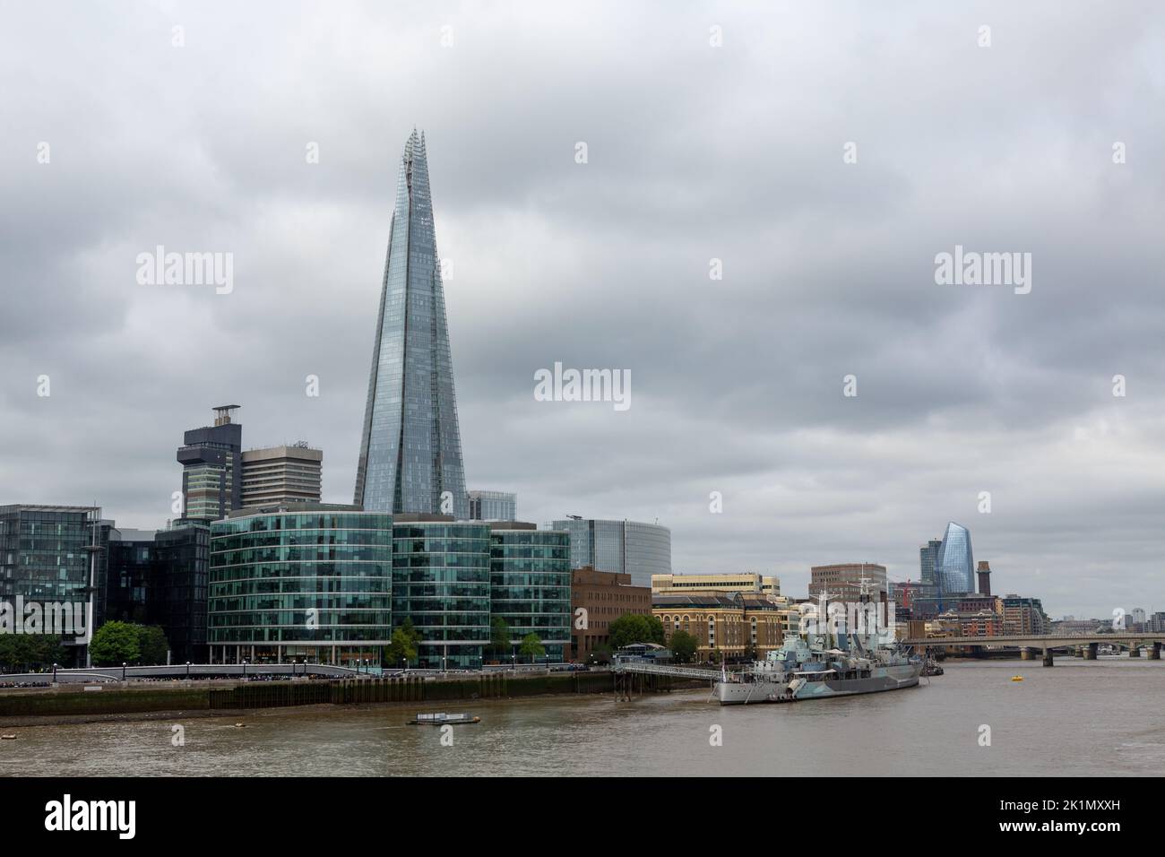 Blick entlang der Themse in London an einem Herbsttag. The Shard und HMS Belfast am Südufer. Stockfoto