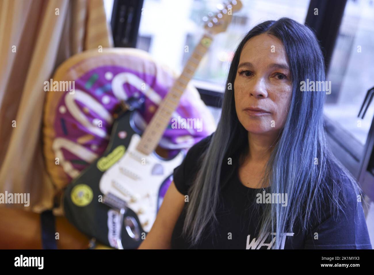 Chris B, Gründer der Musicians Foundation und Promoter für alternative Musik, fotografiert in Hongkong. B sagt, dass die Politik der sozialen Distanzierung der Hong KongHH Covid-19 der lokalen Musikindustrie schaden. 14SEP22 SCMP/K. Y. CHENG Stockfoto