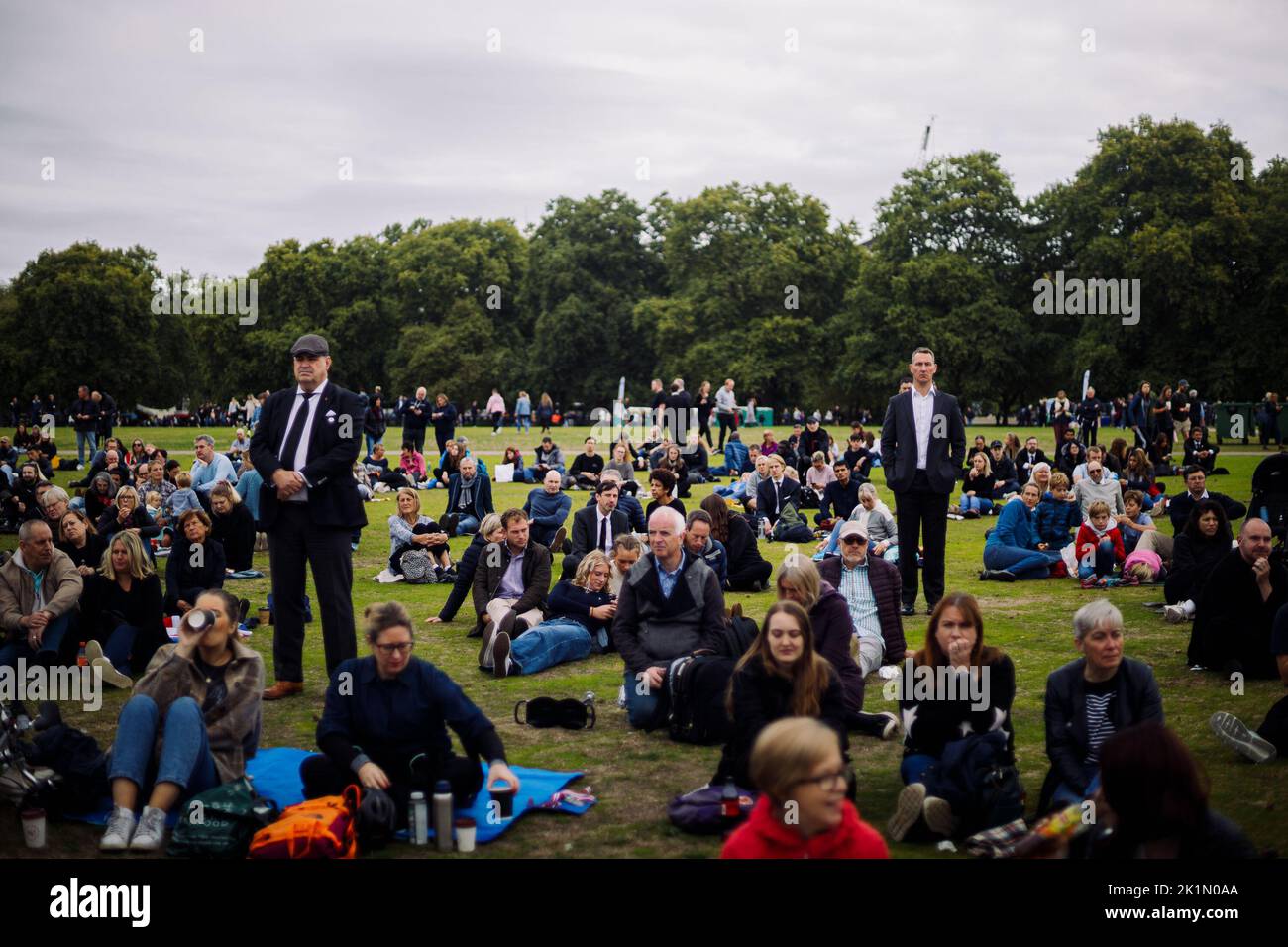London, Großbritannien. 19. September 2022. Riesige Menschenmengen versammelten sich im Hyde Park, um die Beerdigung von Königin Elizabeth II von riesigen Bildschirmen aus zu beobachten, die im Park installiert waren. Kredit: Massimiliano Donati/Alamy Live Nachrichten Stockfoto