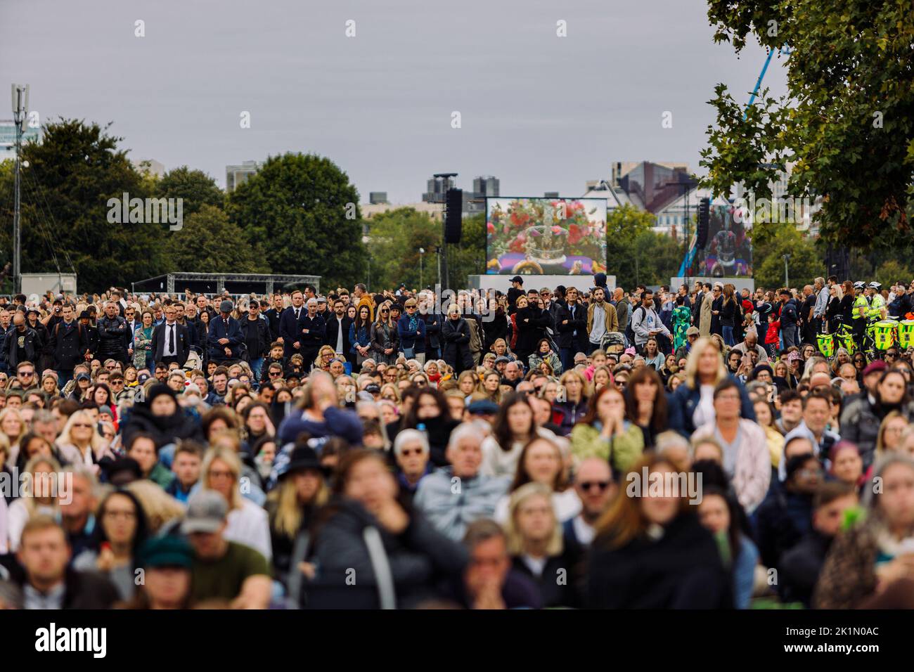 London, Großbritannien. 19. September 2022. Riesige Menschenmengen versammelten sich im Hyde Park, um die Beerdigung von Königin Elizabeth II von riesigen Bildschirmen aus zu beobachten, die im Park installiert waren. Kredit: Massimiliano Donati/Alamy Live Nachrichten Stockfoto