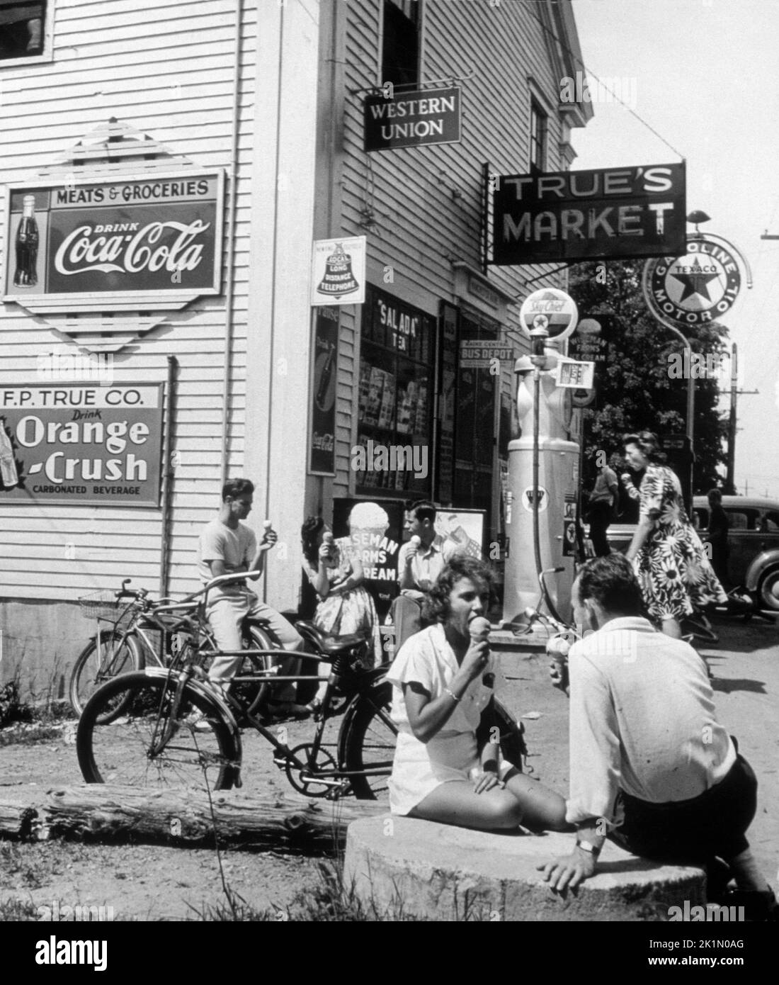 Fahrradfahrer genießen eine Eiscreme-Pause. Foto aus den 1950er Jahren. Stockfoto