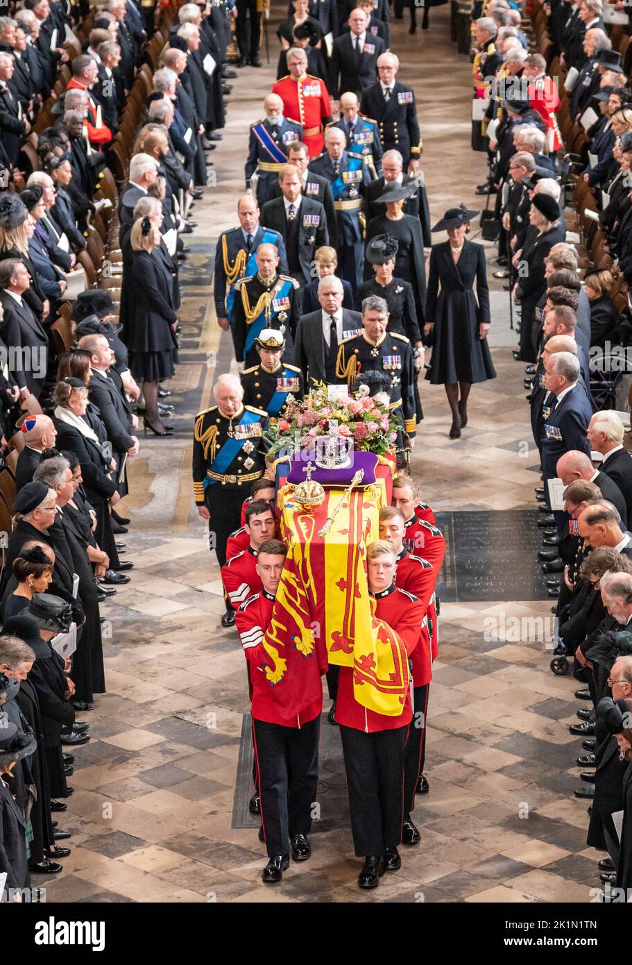 König Karl III., der Gemahlin, die Prinzessin Royal, Vizeadmiral Sir Tim Laurence, der Herzog von York, der Graf von Wessex, die Gräfin von Wessex, der Prinz von Wales, die Prinzessin von Wales, Prinz George, Prinzessin Charlotte, der Herzog von Sussex, die Herzogin von Sussex, Peter Phillips und der Earl of Snowdon folgen hinter dem Sarg von Königin Elizabeth II., der im Royal Standard mit der Kaiserkrone und dem Reichsapfel und Zepter des Souveränen drapiert ist, wie er nach ihrem Staatsfuneral aus der Westminster Abbey getragen wird. Bilddatum: Montag, 19. September 2022. Siehe PA Story FUNERAL Queen. Fotokre Stockfoto