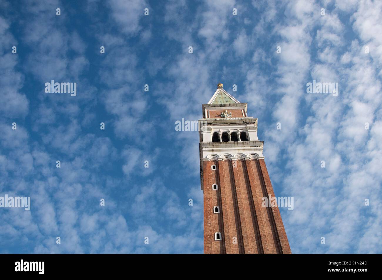 Der Glockenturm des Markusplatzes in Venedig gegen den blauen Himmel. Bassperspektive Stockfoto