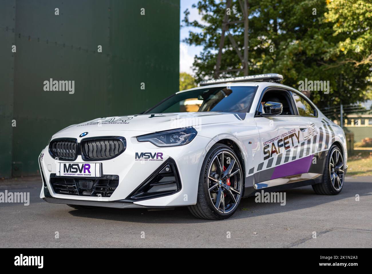 Motorsport Vision Racing BMW m2 Safety Car im Bicester Heritage Scramble zum 50-jährigen Jubiläum von BMW Motorsport Stockfoto