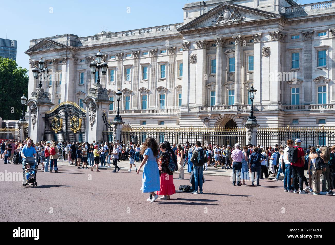 London, Vereinigtes Königreich - 06. August 2022. Touristen rund um den Buckingham Palast, die Fotos und Selfies machen, selektiver Fokus. Stockfoto