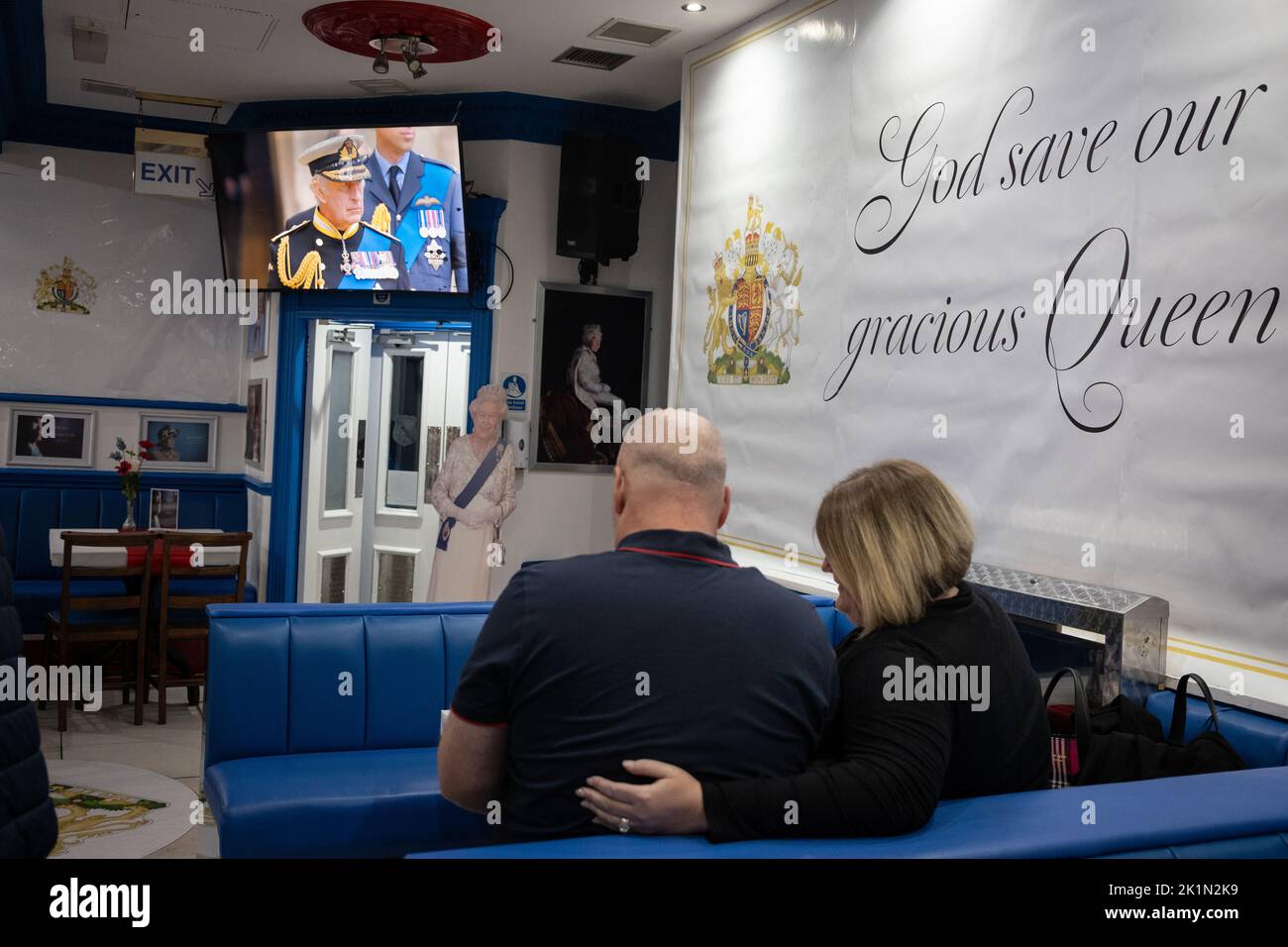 Glasgow, Schottland, 19. September 2022. Glaswegianer trinken in der Bristol Bar der Rangers FC-Unterstützer, die sich seit zwei Tagen Queen Elizabeth Arms nennt, während sie die Beerdigung ihrer Majestät Queen Elizabeth II., die am 8.. September in Glasgow, Schottland, am 19. September 2022 starb, beobachten. Foto: Jeremy Sutton-Hibbert/Alamy Live News. Stockfoto