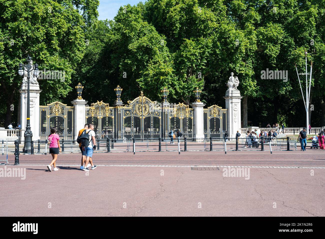 London, Vereinigtes Königreich - 06. August 2022. Canada Gate im Green Park, Bukingham Palace, England, selektiver Fokus. Stockfoto