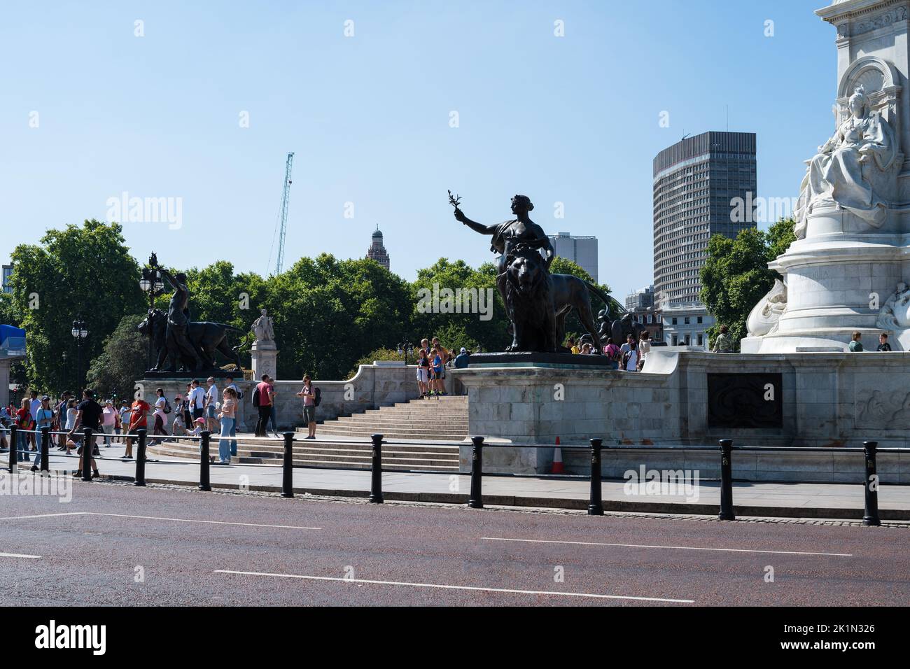 Touristen rund um das Queen Victoria Memorial in der Nähe des Buckingham Palastes Stockfoto