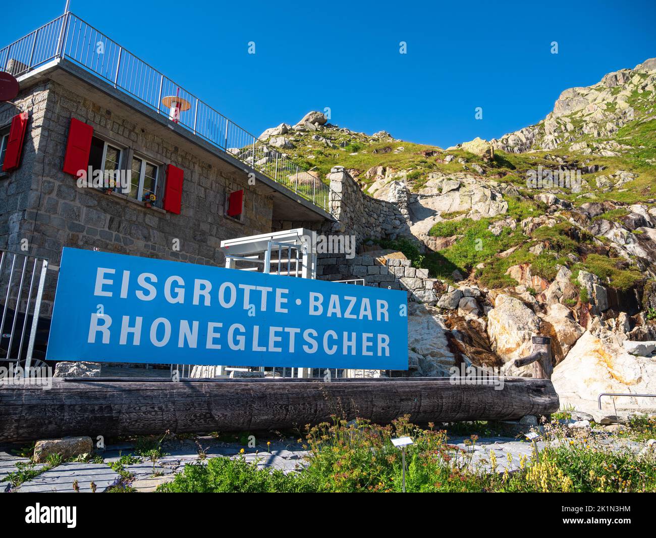 Gletsch, Schweiz - 15. Juli 2022: Eisgrotte-Basar am Rhonegletscher Stockfoto
