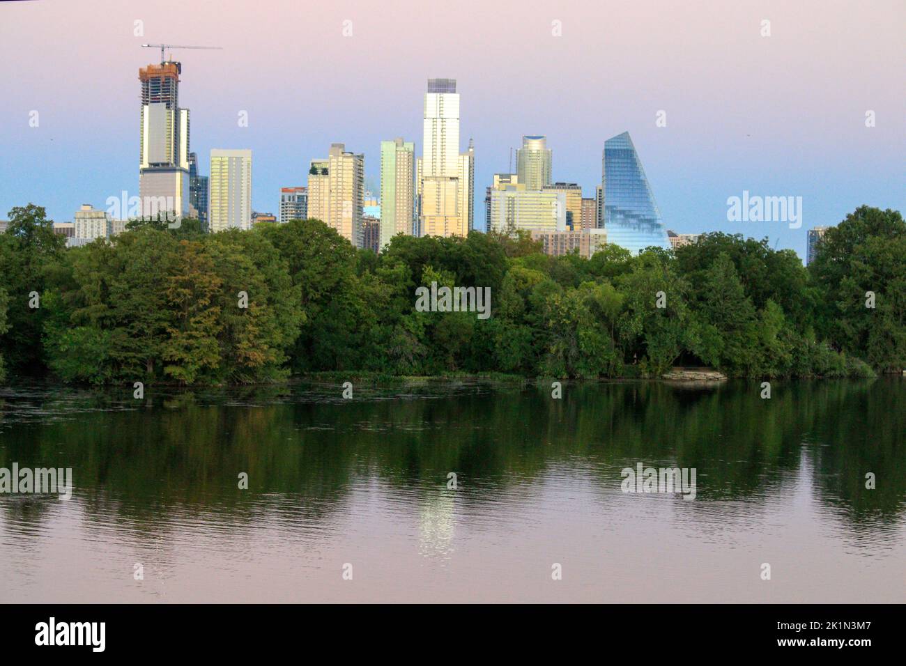 Skyline von Austin, Texas, bei Sonnenuntergang, violettem Himmel Stockfoto