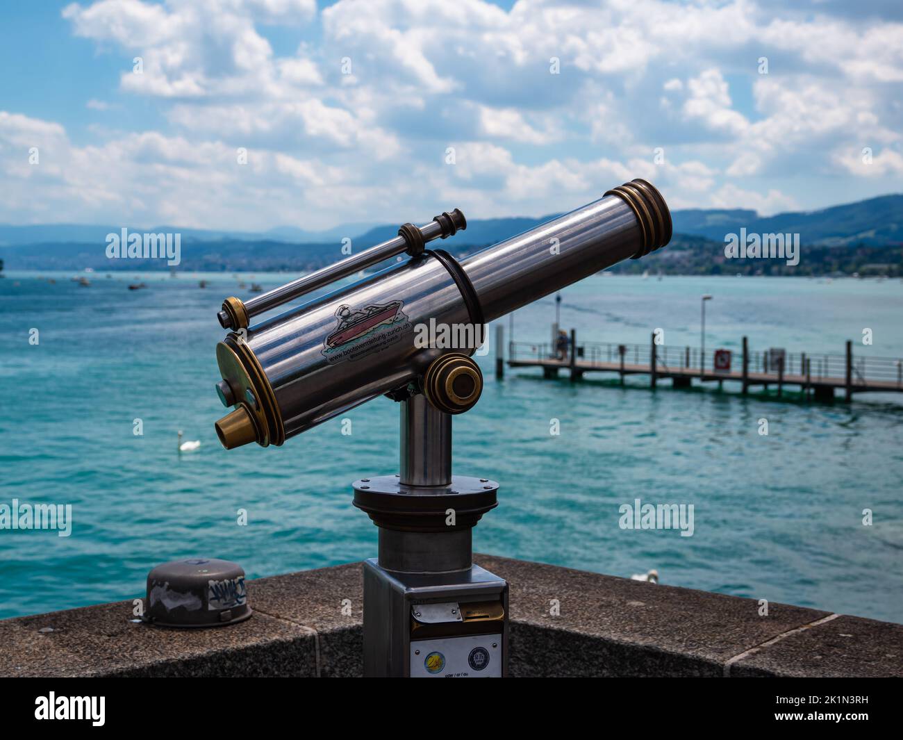 Zürich, Schweiz - 10. Juli 2022: Touristenteleskop, Fernglas mit Blick auf den Zürichsee Stockfoto