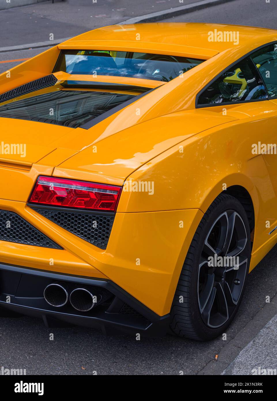 Zürich, Schweiz - 10. Juli 2022: Nahaufnahme eines luxuriösen, modernen, prestigeträchtigen orangefarbenen Sportwagens Stockfoto