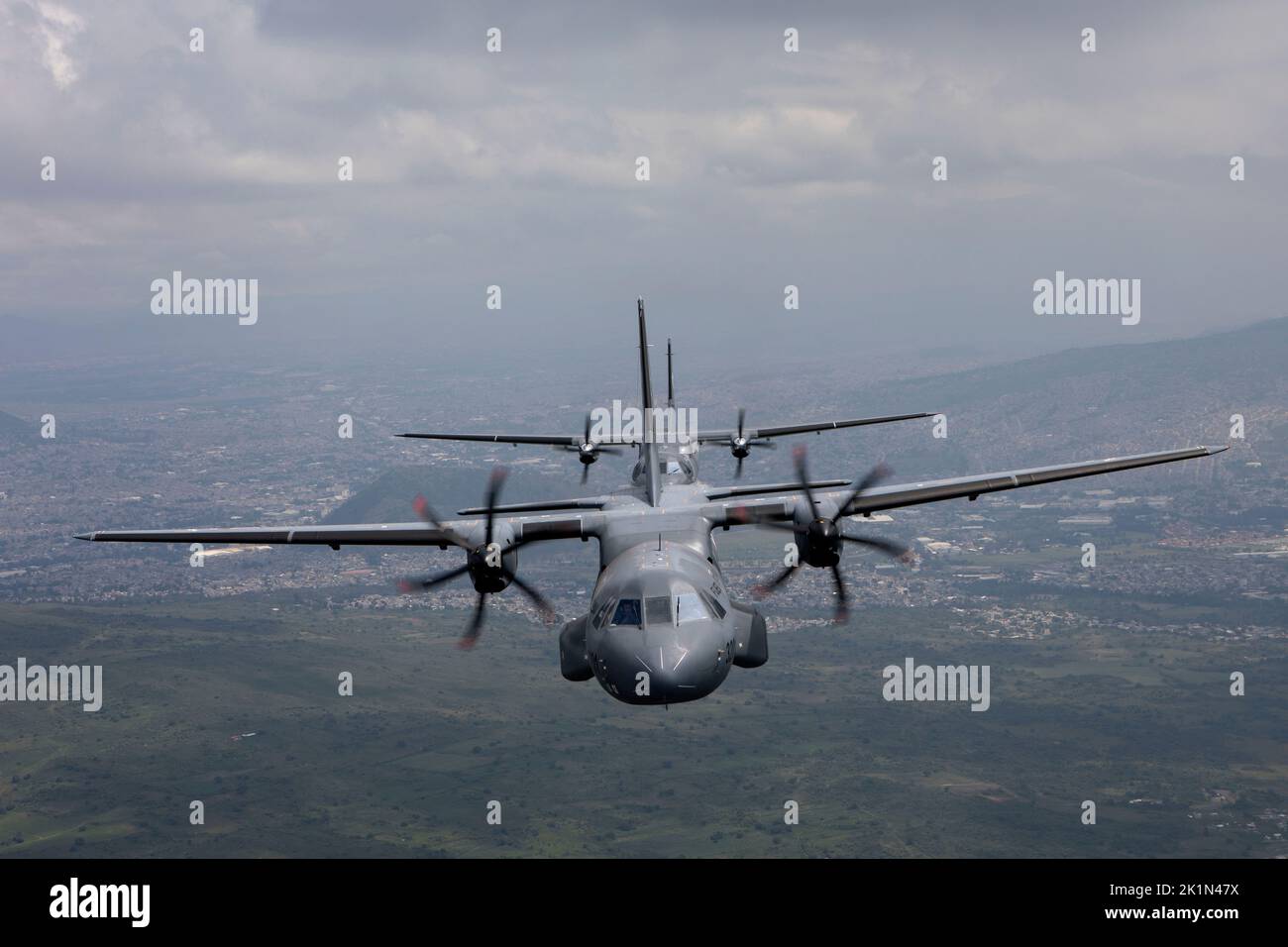 Mexiko Stadt, Mexiko. 16. September 2022. Ein Flugzeug der mexikanischen Luftwaffe fliegt während der Feierlichkeiten zum 200.. Jahrestag der Unabhängigkeit des Landes über die Hauptstadt. Kredit: Jacky Muniello/dpa/Alamy Live Nachrichten Stockfoto