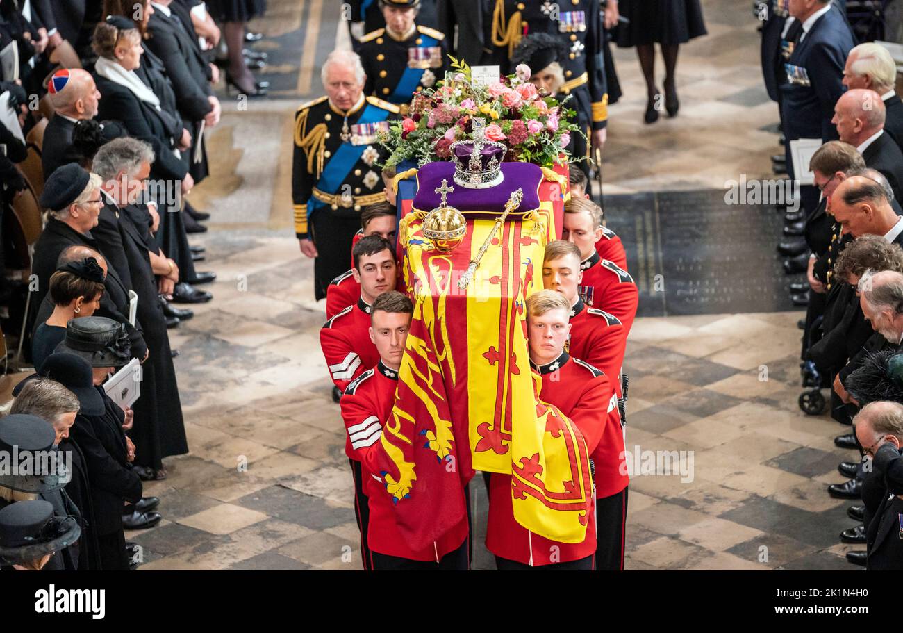 König Karl III. Und Mitglieder der königlichen Familie folgen hinter dem Sarg von Königin Elizabeth II., der im Royal Standard mit der kaiserlichen Staatskrone und dem Reichsapfel und Zepter des Souveränen drapiert ist, wie er nach ihrem Staatsfuneral aus der Westminster Abbey getragen wird. Bilddatum: Montag, 19. September 2022. Siehe PA Story FUNERAL Queen. Bildnachweis sollte lauten: Danny Lawson/PA Wire Stockfoto