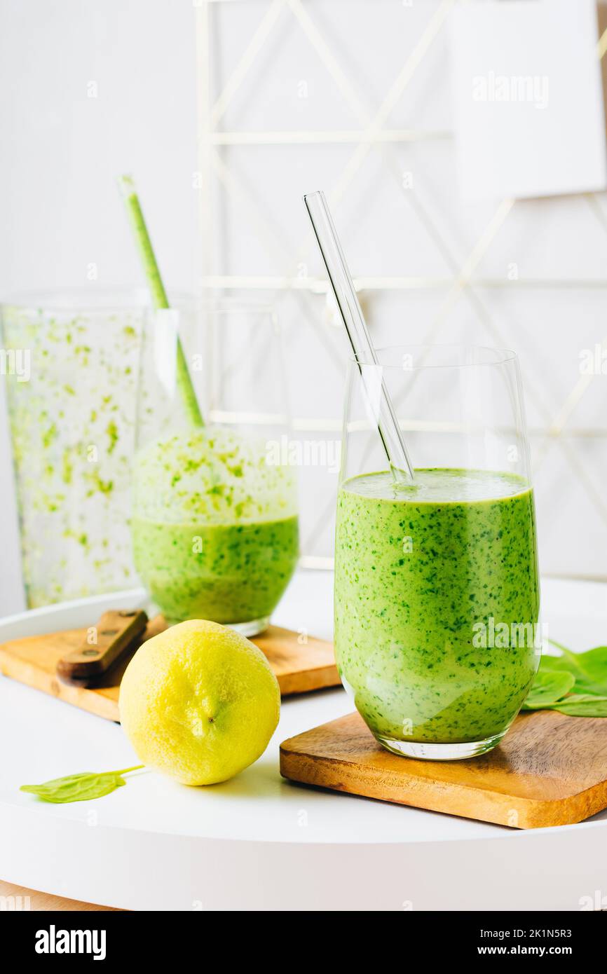 Gesunder grüner Smoothie, Spinat, Zitrone. Super Essen, Entgiftung und gesundes Essen. Stockfoto