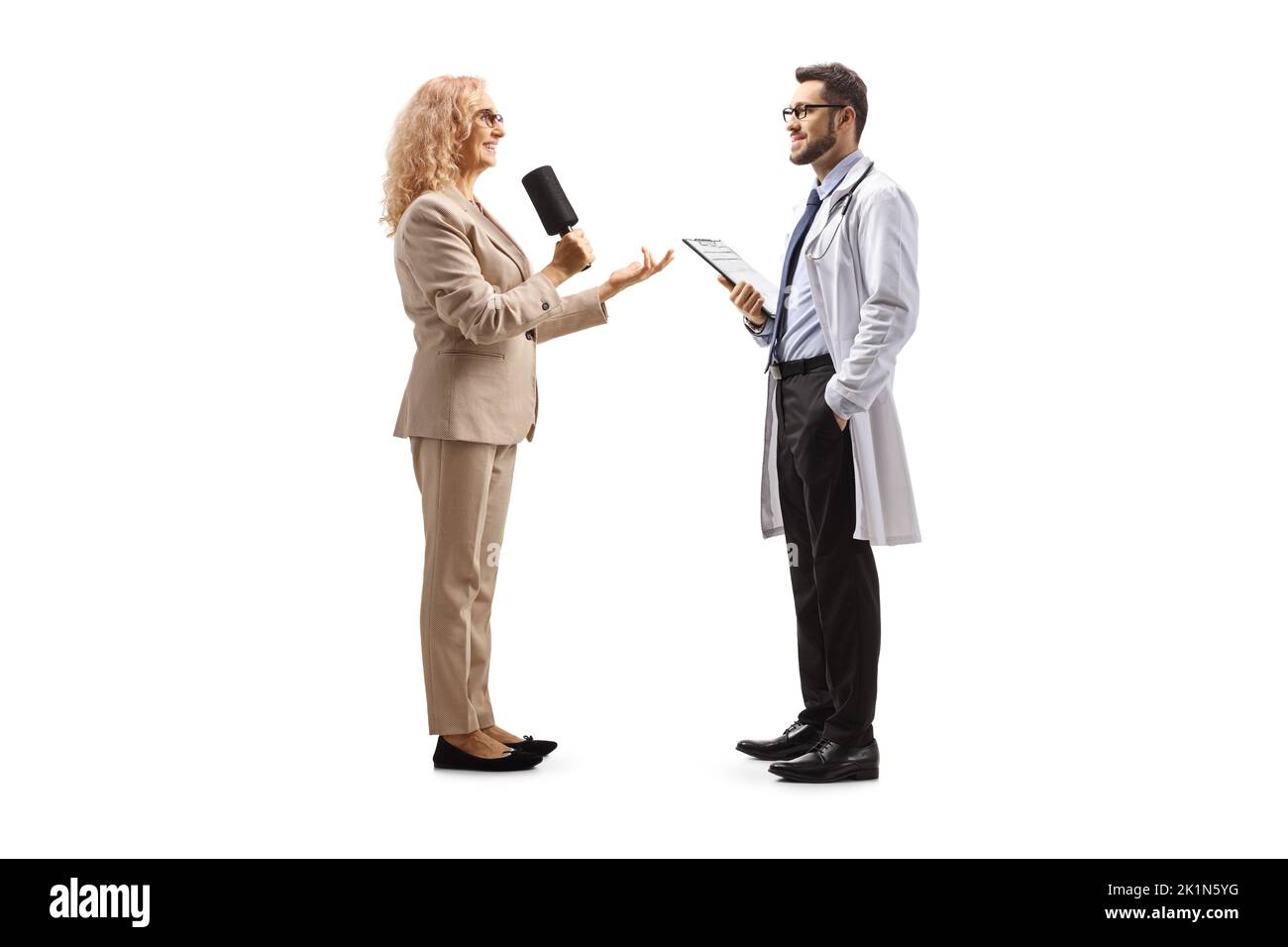 Weibliche Reporterin interviewte einen männlichen Arzt isoliert auf weißem Hintergrund Stockfoto