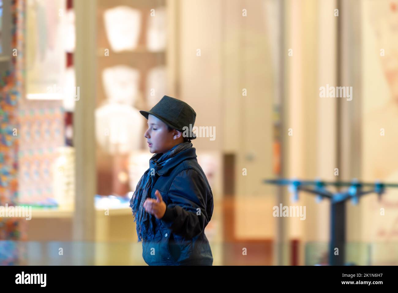 Timisoara, Rumänien - 24. September 2013: Menschen, die in einem Einkaufszentrum spazieren gehen, um einkaufen zu gehen. Echte Menschen. Stockfoto