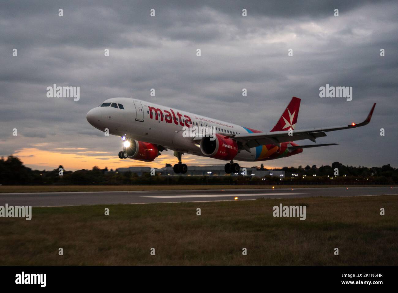 London Southend Airport, Essex, Großbritannien. 19. September 2022. Viele Fluggesellschaften mussten ihre Flüge über den Flughafen London Heathrow aufgrund der Flugbeschränkungen für die Beerdigung von Königin Elizabeth II. Stornieren Air Malta hat die Möglichkeit ergriffen, den Flughafen zu wechseln, damit ihre Passagiere weiterhin mit ihrem Airbus A320-Flugzeug, Flugnummer KM3102, reisen können, das um 19:05 Uhr von Luqa nach Southend eintrifft und kurz vor der Landung steht. Sie wird die Rückreise als KM3103 später am Abend antreten. Allein British Airways hat 50 Flüge gestrichen. Stockfoto