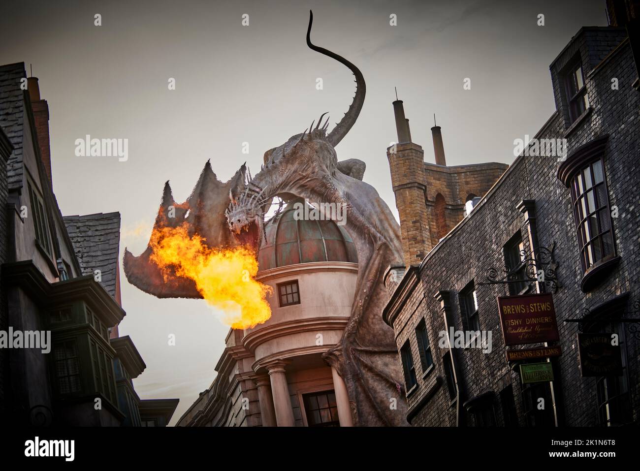 Themenpark Universal Studios Florida der Gringotts-Drache in der Zauberwelt von Harry Potter: Die Winkelgasse atmet Feuer Stockfoto