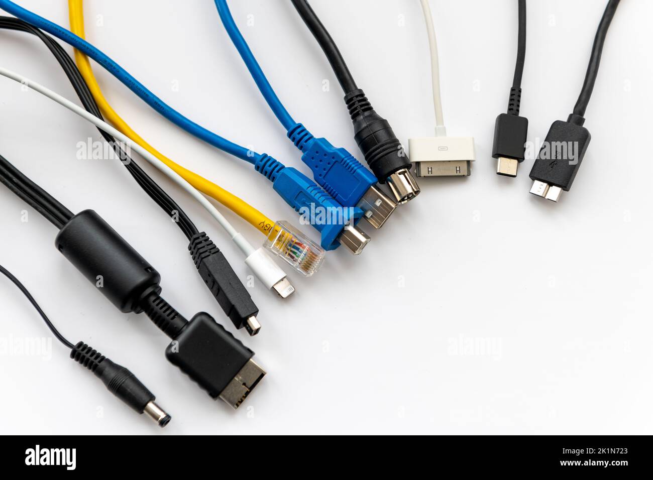 Verschiedene Arten von Kabelsteckverbindern für elektronische Geräte, weiß isoliert. Stockfoto