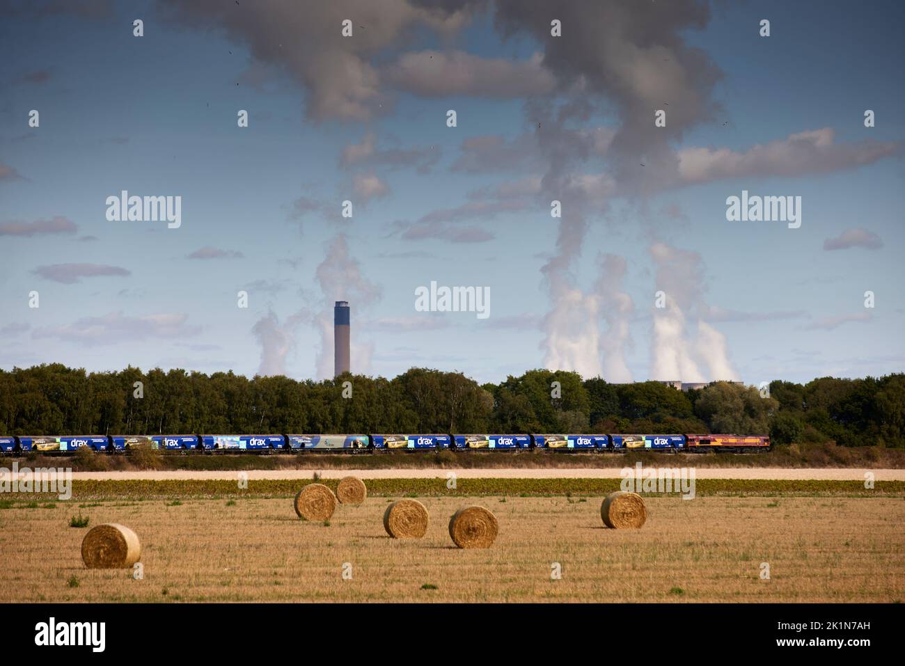 DAS KRAFTWERK DRAX Klasse 66 Biomasse-Güterzug führt durch die Landschaft Great Heck, Goole auf dem Weg zum Kraftwerk Stockfoto