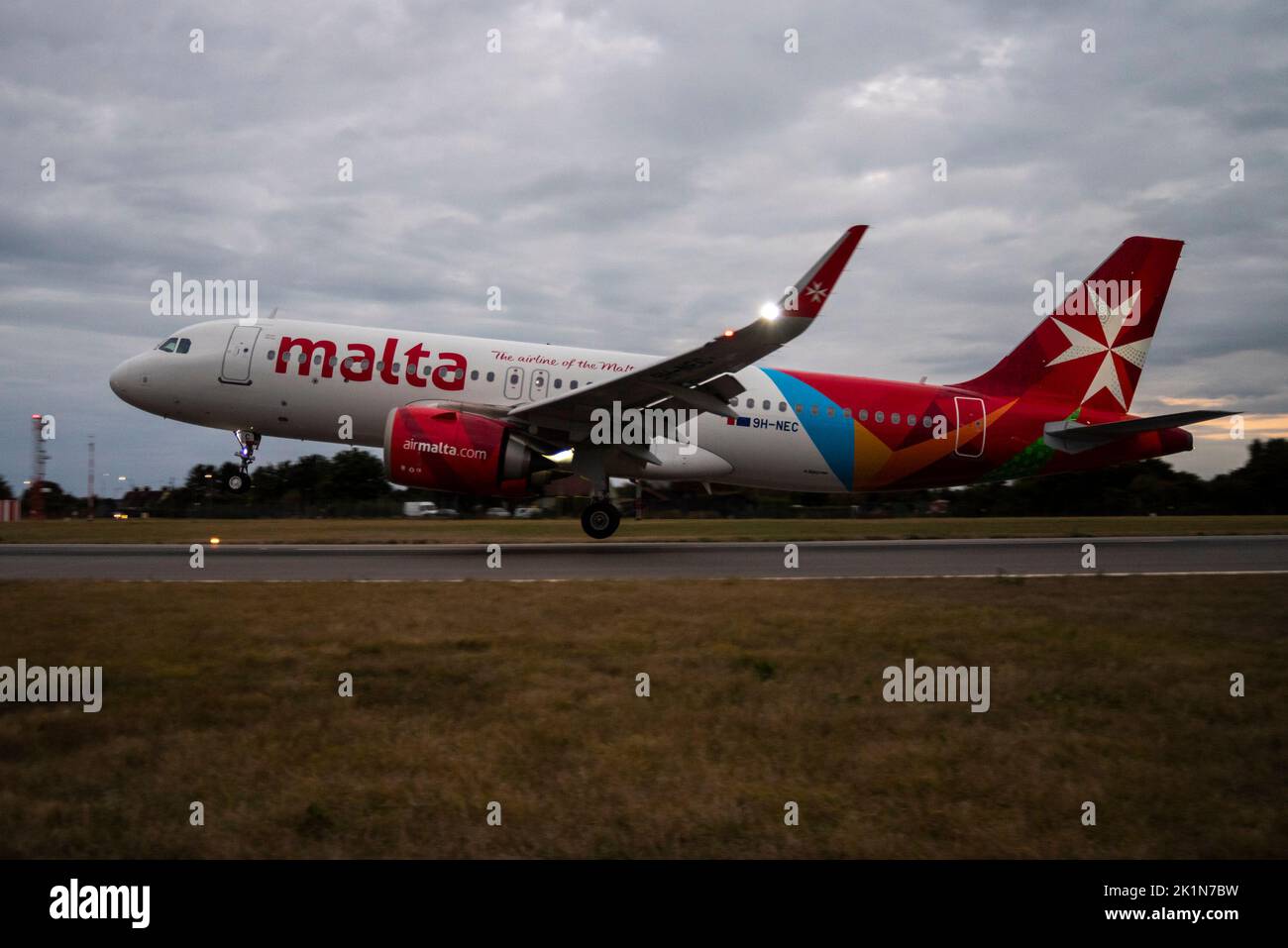 London Southend Airport, Essex, Großbritannien. 19. September 2022. Viele Fluggesellschaften mussten ihre Flüge über den Flughafen London Heathrow aufgrund der Flugbeschränkungen für die Beerdigung von Königin Elizabeth II. Stornieren Air Malta hat die Möglichkeit ergriffen, den Flughafen zu wechseln, damit ihre Passagiere weiterhin mit ihrem Airbus A320-Flugzeug, Flugnummer KM3102, reisen können, das um 19:05 Uhr von Luqa nach Southend eintrifft und kurz vor der Landung steht. Sie wird die Rückreise als KM3103 später am Abend antreten. Allein British Airways hat 50 Flüge gestrichen. Stockfoto