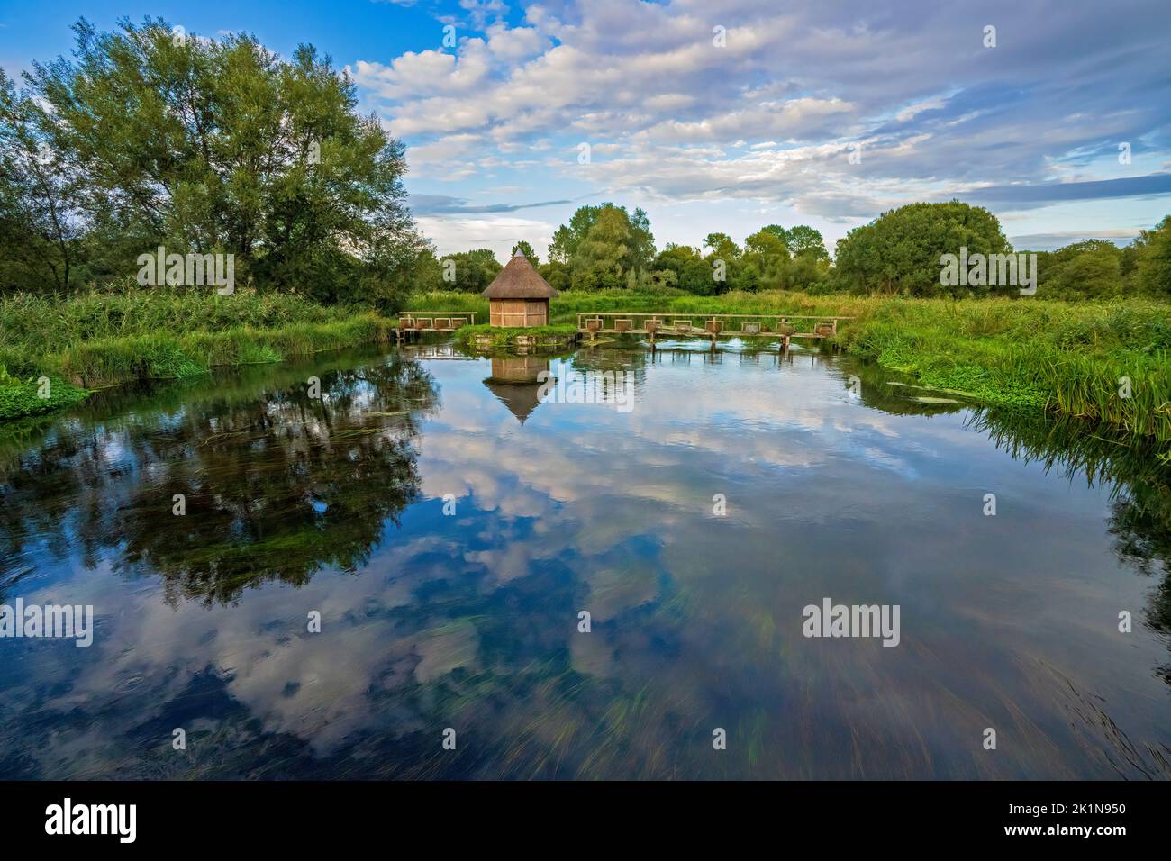 Fisherman's Hut und Aal fallen über den River Test auf dem Leckford Estate in Longstock. Hampshire. England. VEREINIGTES KÖNIGREICH Stockfoto