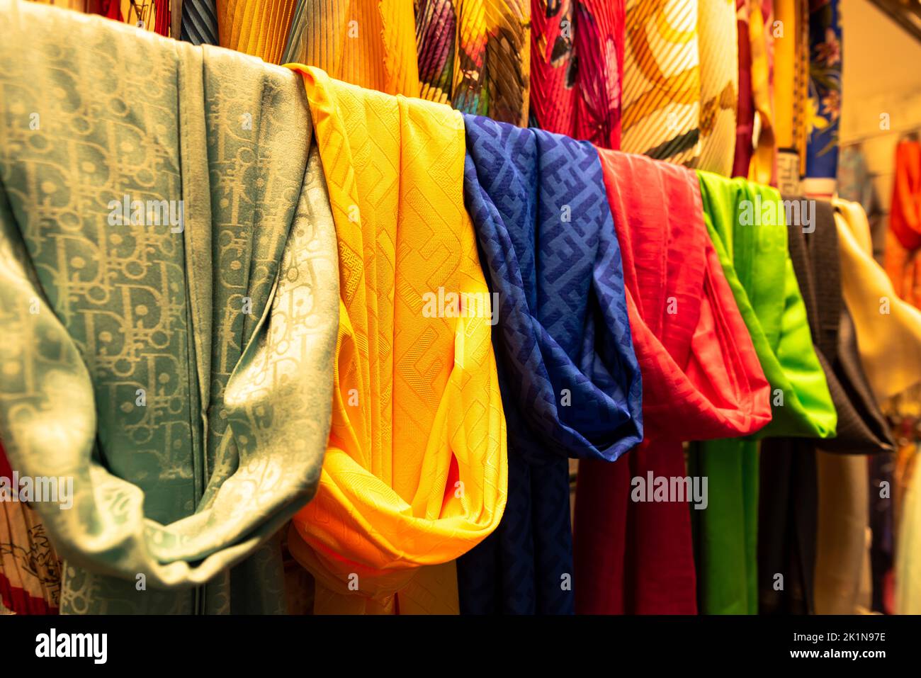 Frauen Pashmina Schals, verschiedene Textur und Farbe schönen Textilien Stockfoto