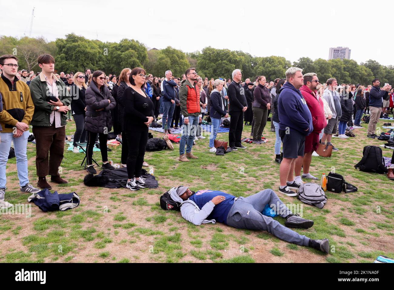 Tausende von Mitgliedern der Öffentlichkeit sehen das Staatsbegräbnis von Königin Elizabeth II. Auf großen Leinwänden im Londoner Hyde Park. Stockfoto