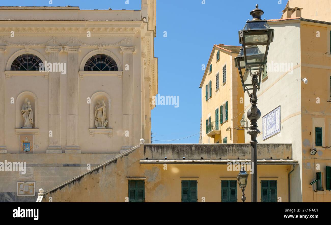 Prunkvolle Gebäude und Straßenlaterne mit tiefblauem mediterranem Himmel in Camogli, Italien. Stockfoto